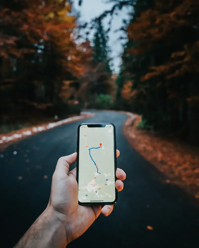 Celular com mapa de navegação na estrada