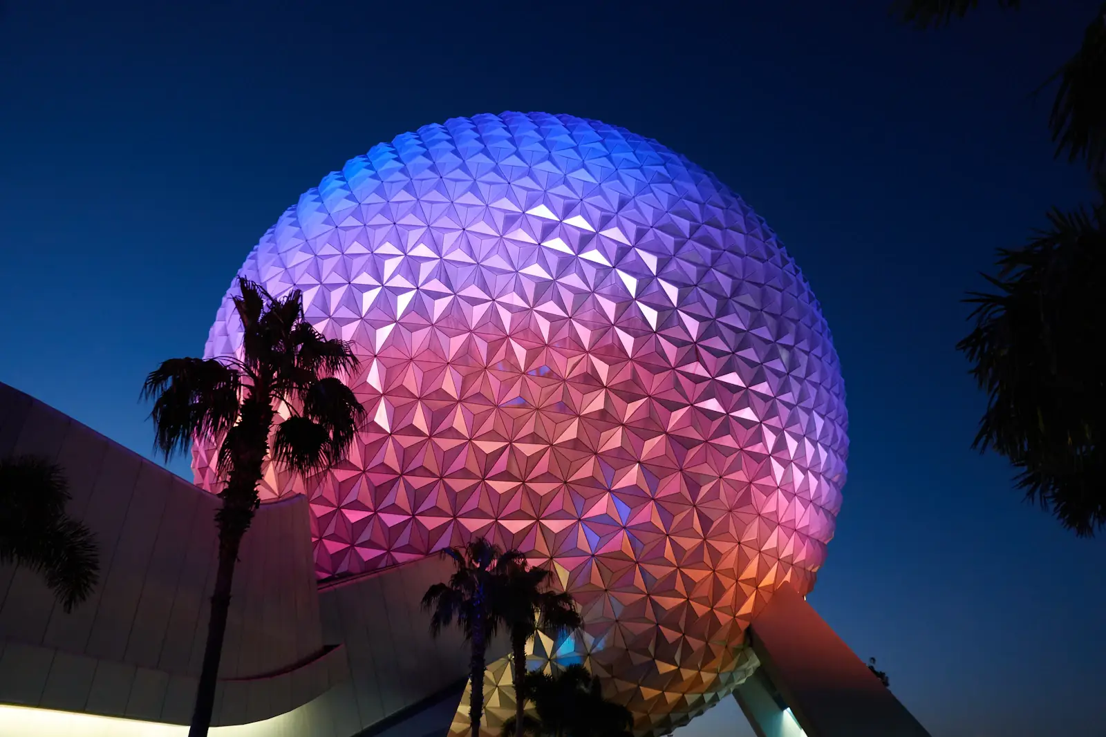 Spaceship Earth iluminada na hora azul