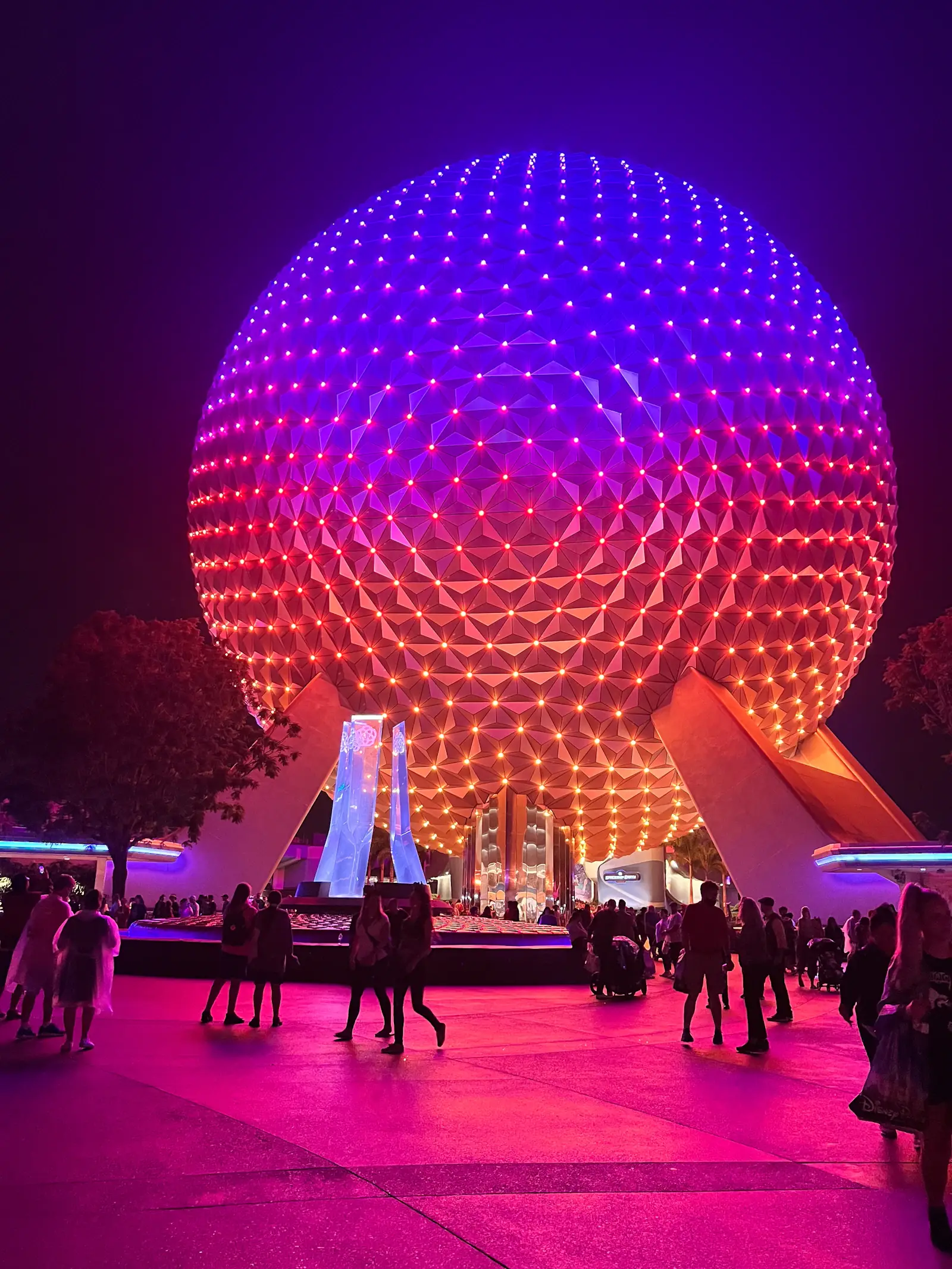Spaceship Earth, a esfera do EPCOT, com visitantes na entrada
