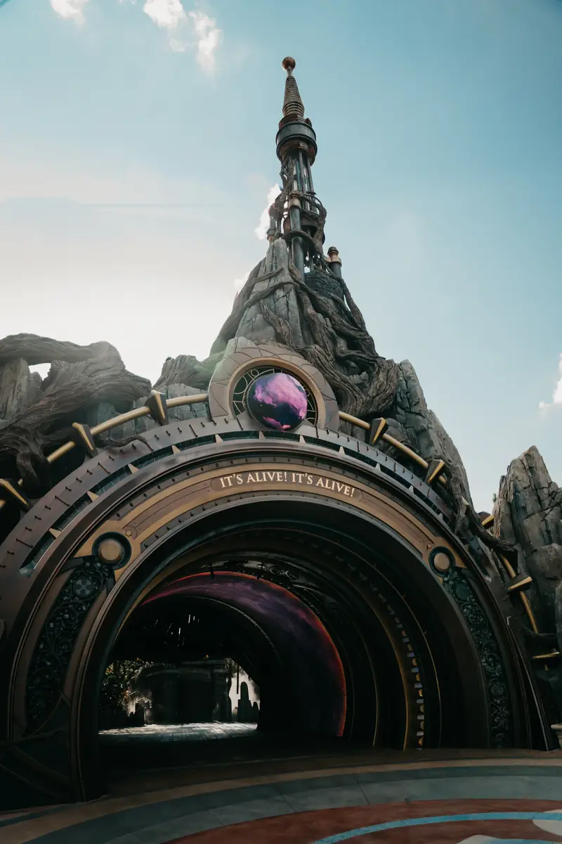 Portal do Epic Universe com a montanha do Super Nintendo World ao fundo