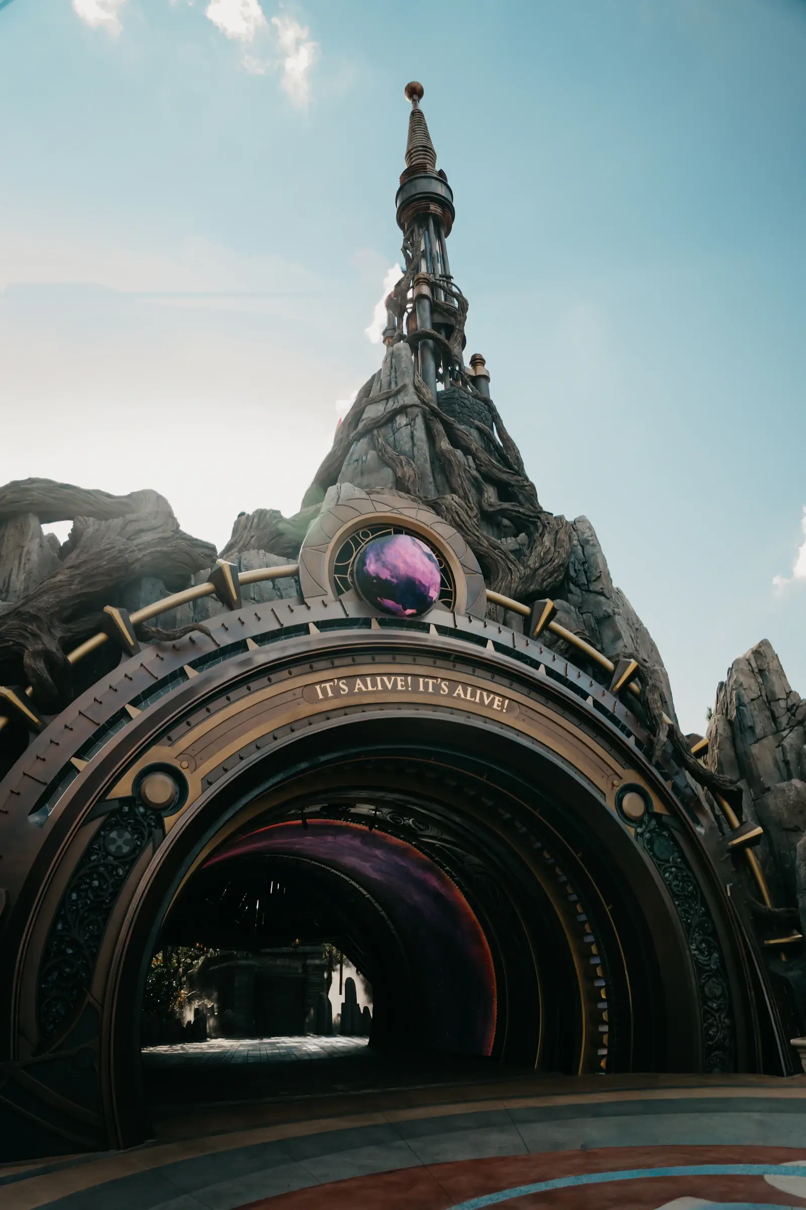 Portal do Epic Universe com a montanha do Super Nintendo World ao fundo