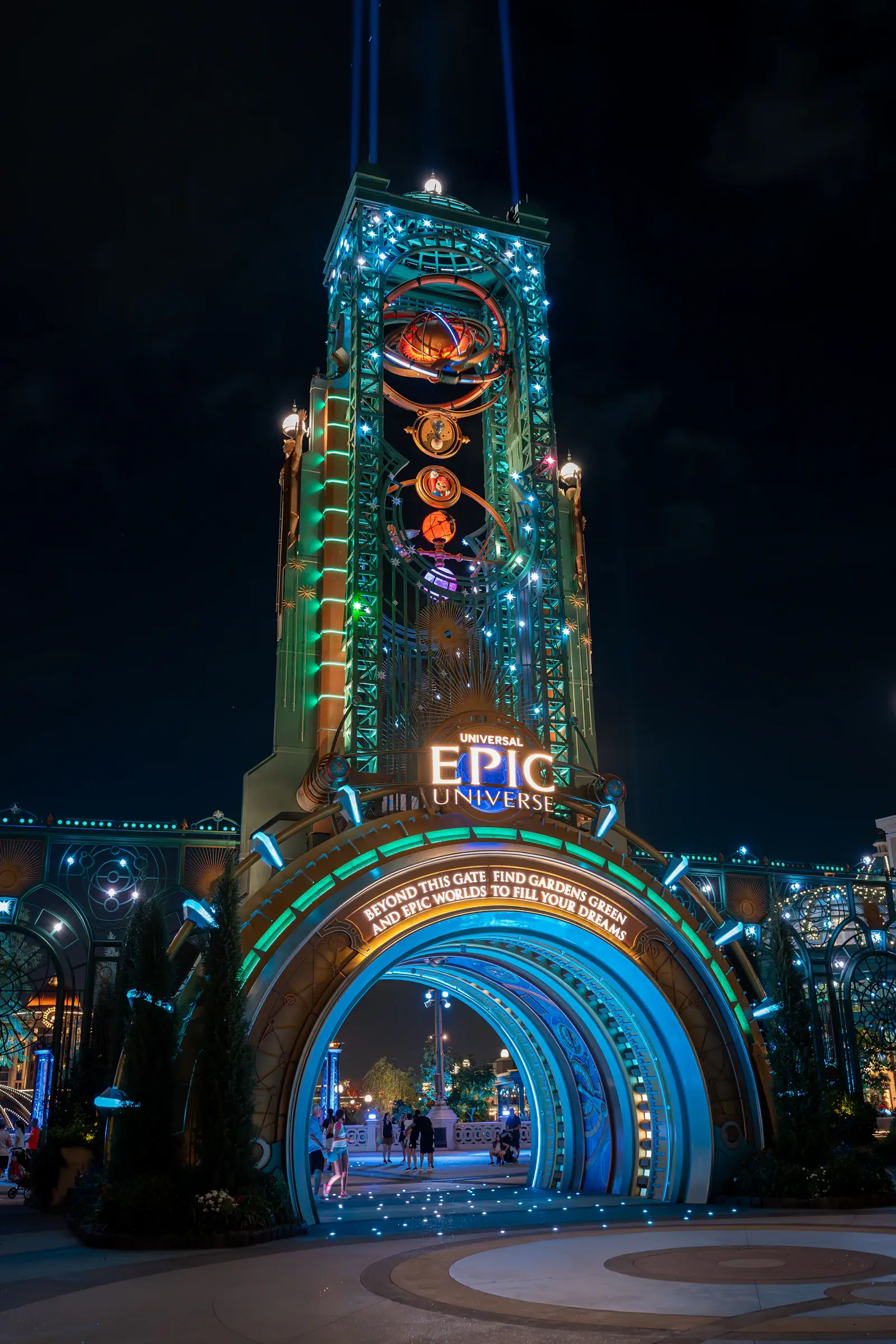 Portal de entrada do Epic Universe à noite
