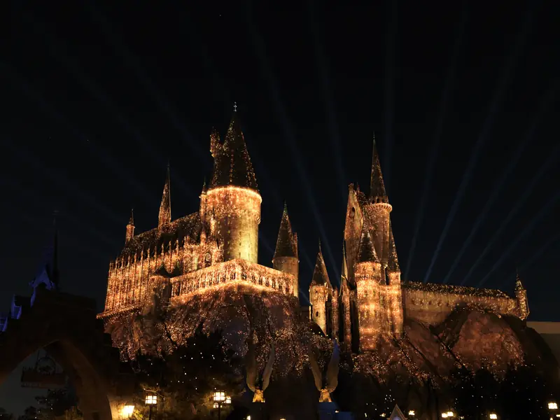 Castelo de Hogwarts iluminado à noite