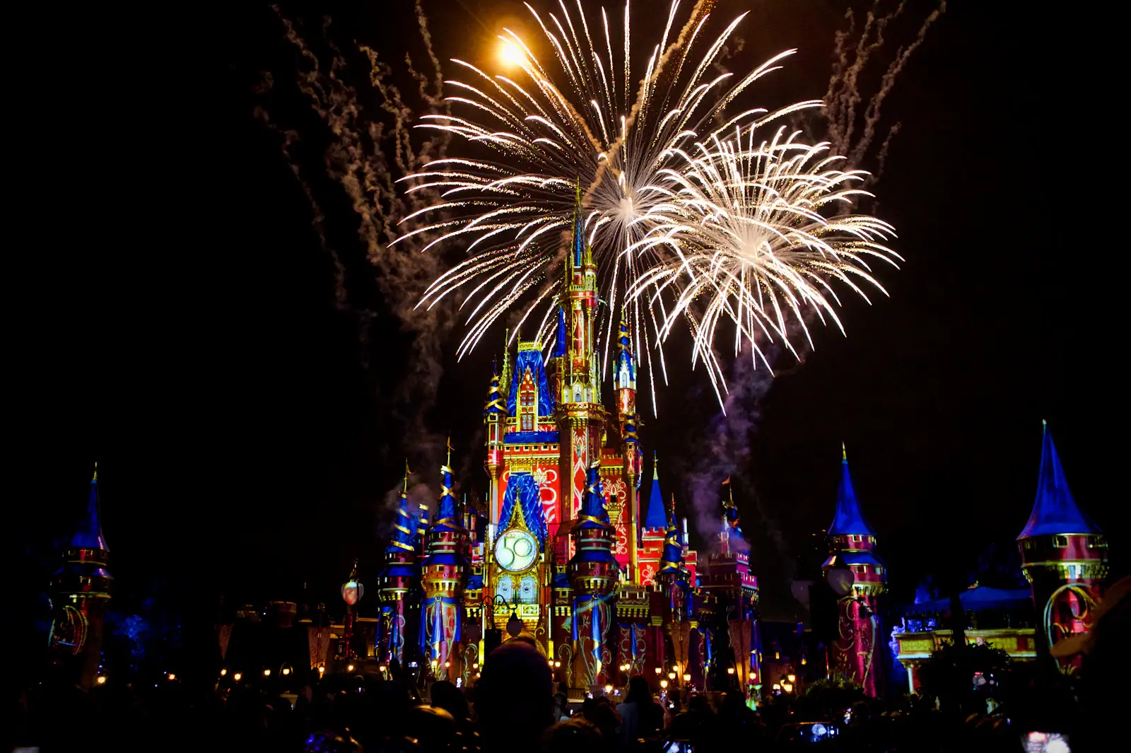 Fogos sobre o castelo do Magic Kingdom à noite