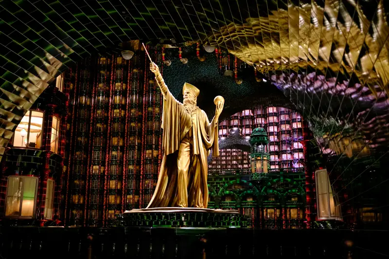 Estátua dourada no salão do Ministério da Magia, Epic Universe