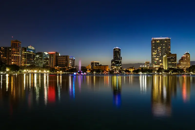 Orlando à noite refletida no lago