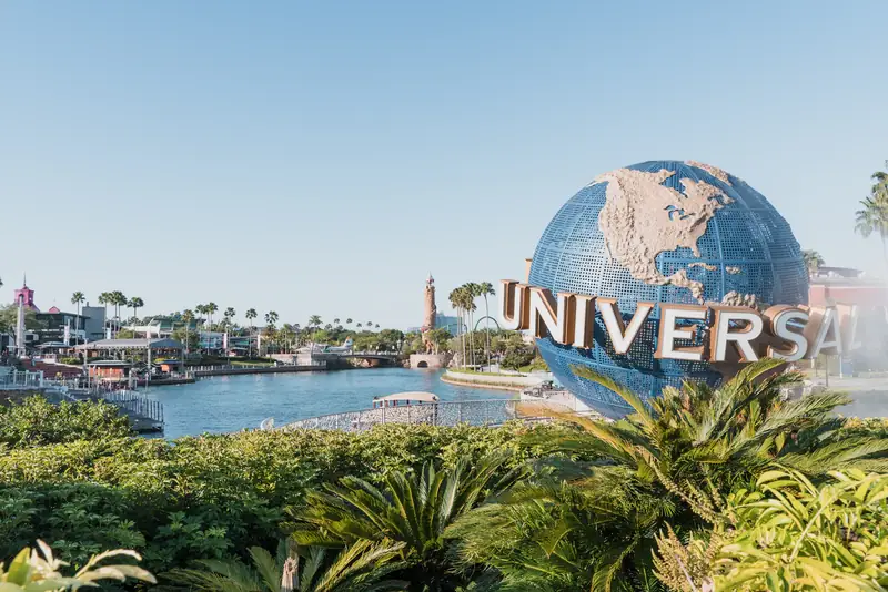 Globo da Universal Orlando na entrada do resort