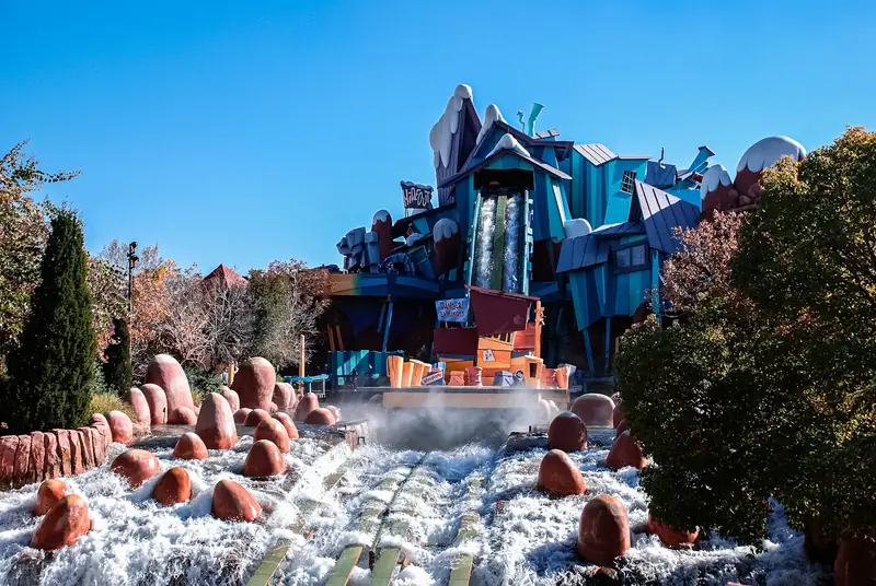 Toboáguas do Volcano Bay entre as árvores